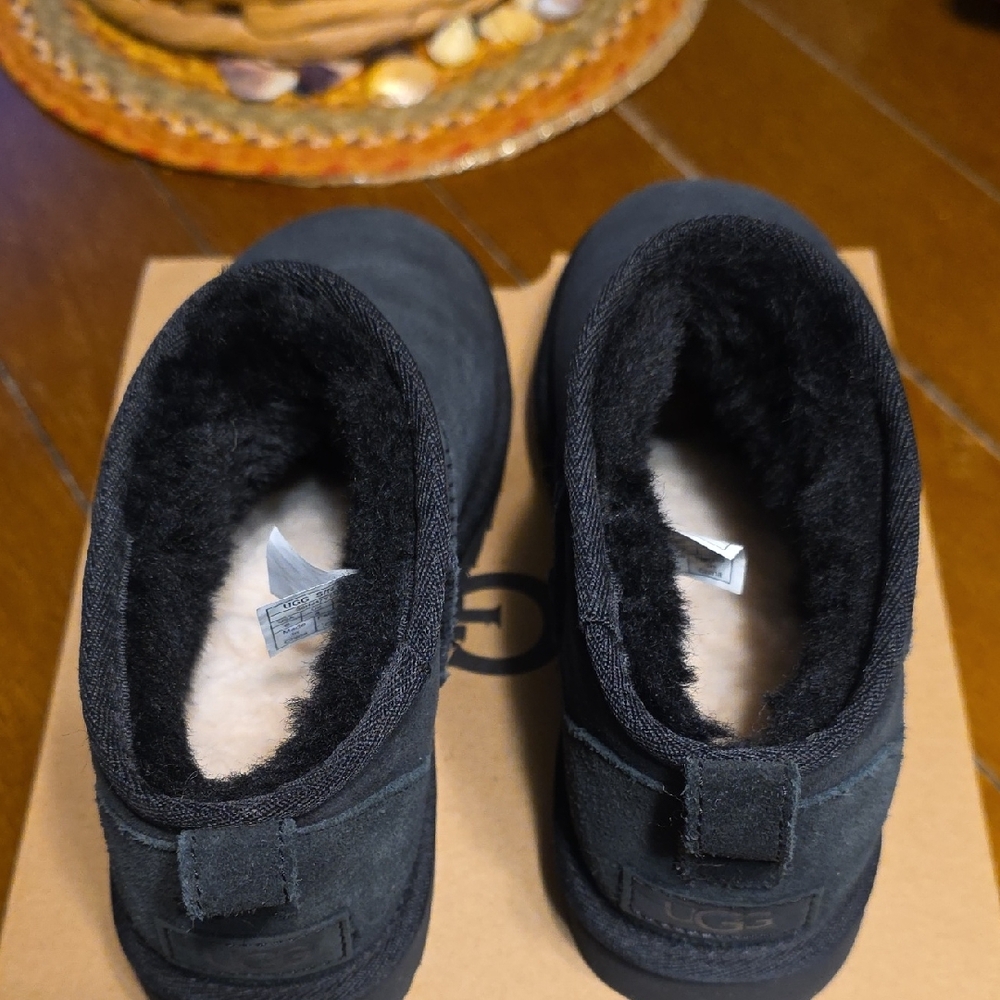 UGG Classic Ultra Mini Black Boot - Picture 4 of 10